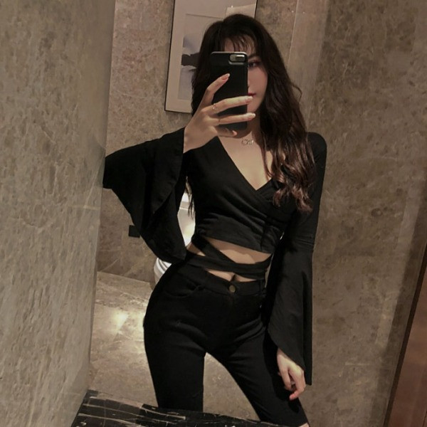 Melna sieviešu blūze ar špica kakla izgriezumu un lotosa piedurknēm