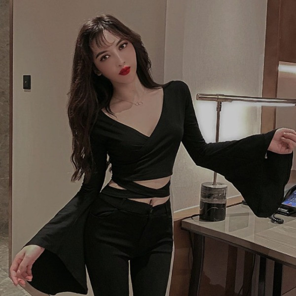 Melna sieviešu blūze ar špica kakla izgriezumu un lotosa piedurknēm