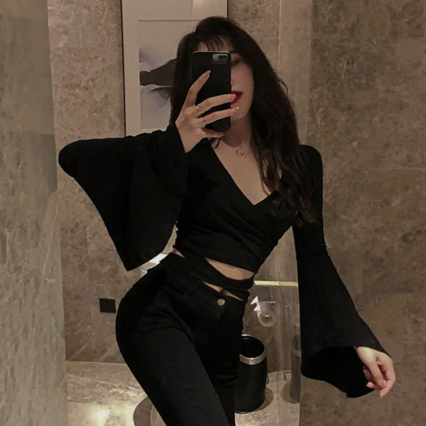 Melna sieviešu blūze ar špica kakla izgriezumu un lotosa piedurknēm