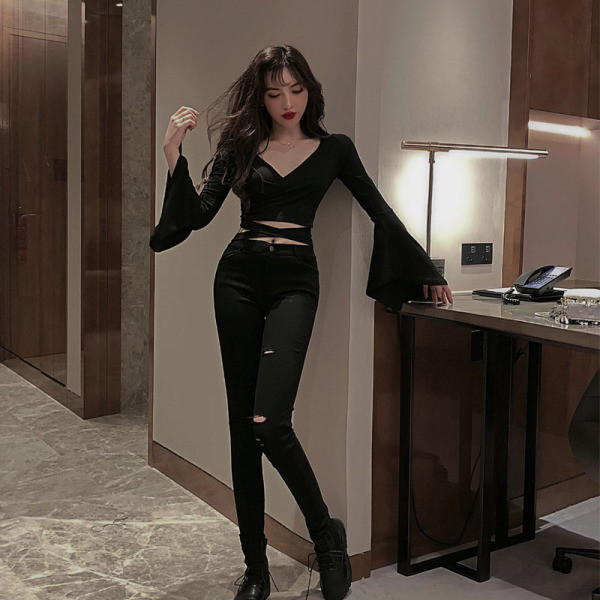 Melna sieviešu blūze ar špica kakla izgriezumu un lotosa piedurknēm