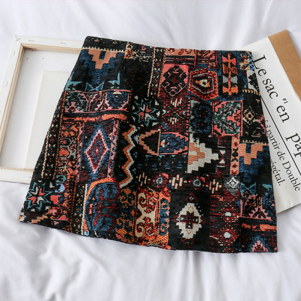 Стилна дамска къса пола с цветен десен и висока талия