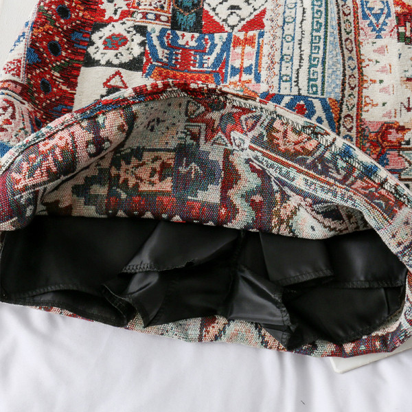 Стилна дамска къса пола с цветен десен и висока талия