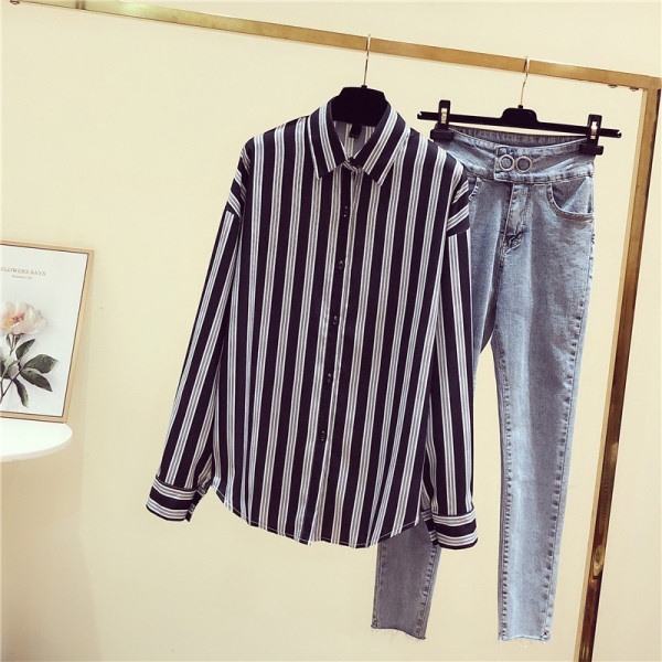 Prugasta ženska košulja s klasičnim ovratnikom u crno-bijeloj boji