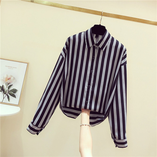 Prugasta ženska košulja s klasičnim ovratnikom u crno-bijeloj boji