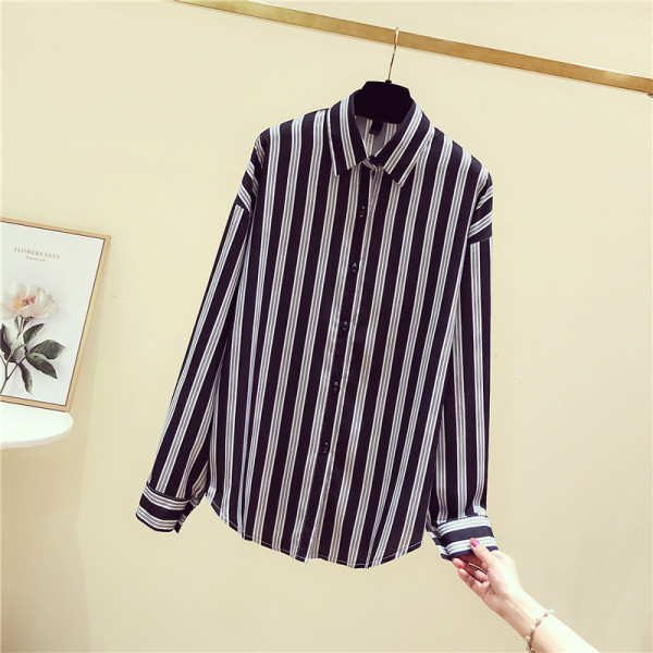 Prugasta ženska košulja s klasičnim ovratnikom u crno-bijeloj boji