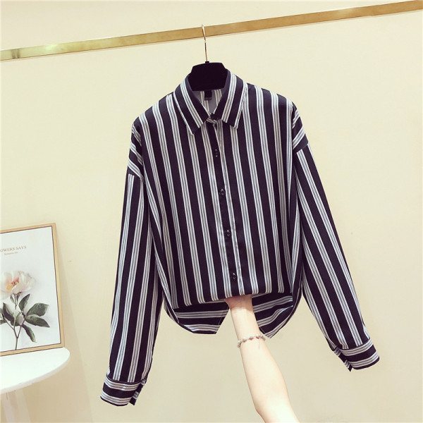 Prugasta ženska košulja s klasičnim ovratnikom u crno-bijeloj boji