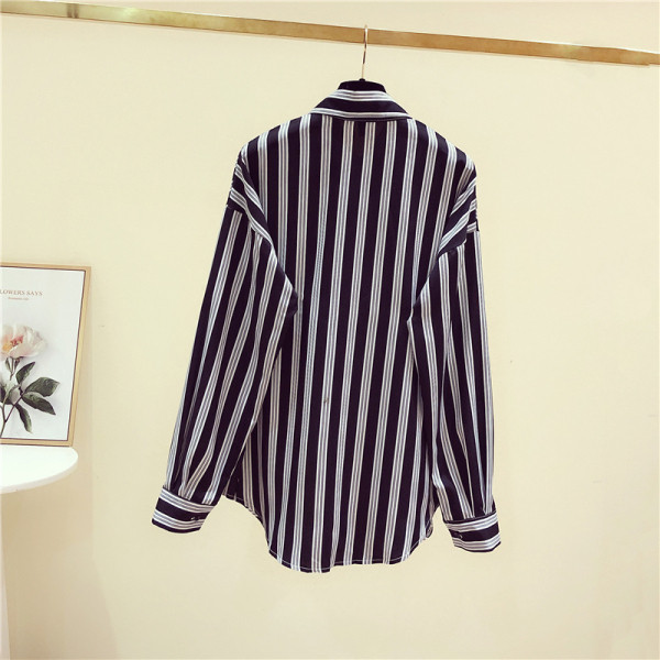Prugasta ženska košulja s klasičnim ovratnikom u crno-bijeloj boji
