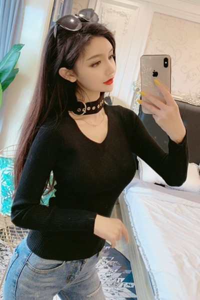 Testhezálló női blúz spitz nyakkivágással és csattal