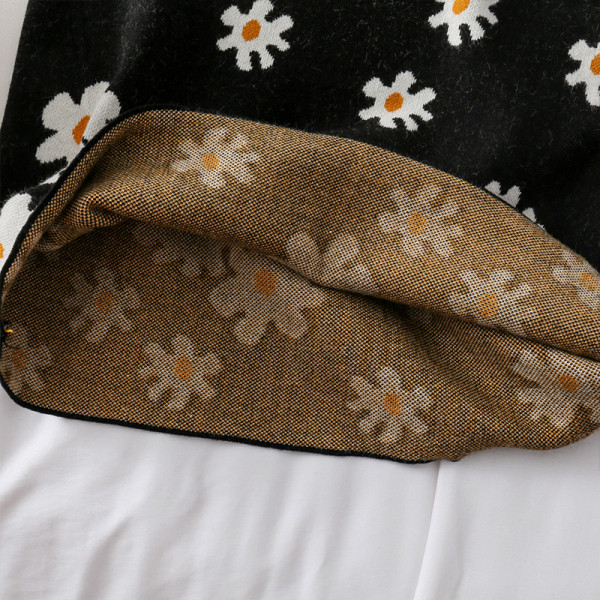 Pieguloši sieviešu svārki no plānas adījuma ar augstu vidukli un ziedu motīviem