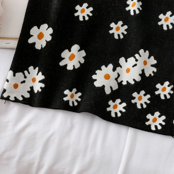 Pieguloši sieviešu svārki no plānas adījuma ar augstu vidukli un ziedu motīviem