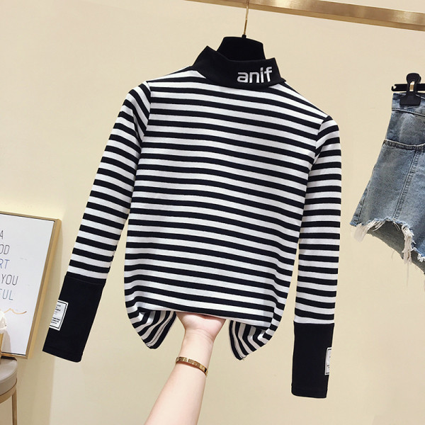 Csíkos női őszi blúz magas gallérral, fekete-fehér színben