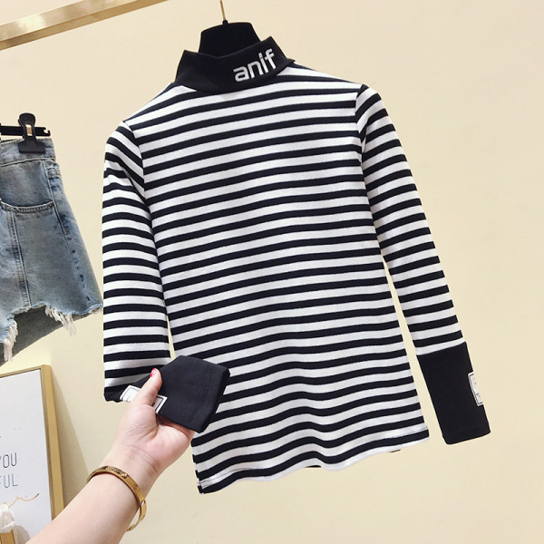 Csíkos női őszi blúz magas gallérral, fekete-fehér színben