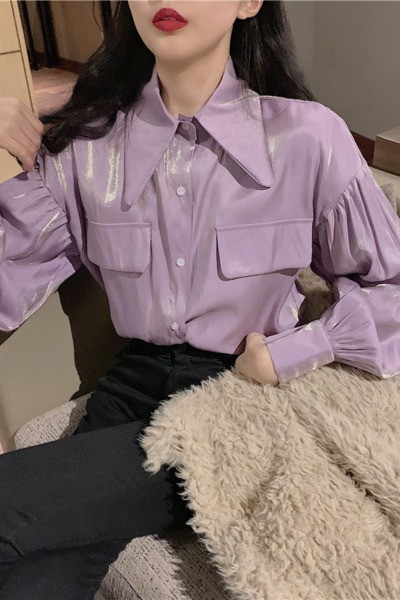 Spīdīgs pavasara sieviešu krekls ar platām piedurknēm