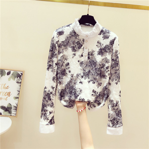 Sieviešu blūze ar ziedu rakstu un pogām uz apkakles