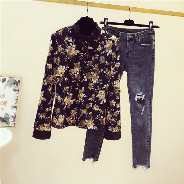 Sieviešu blūze ar ziedu rakstu un pogām uz apkakles