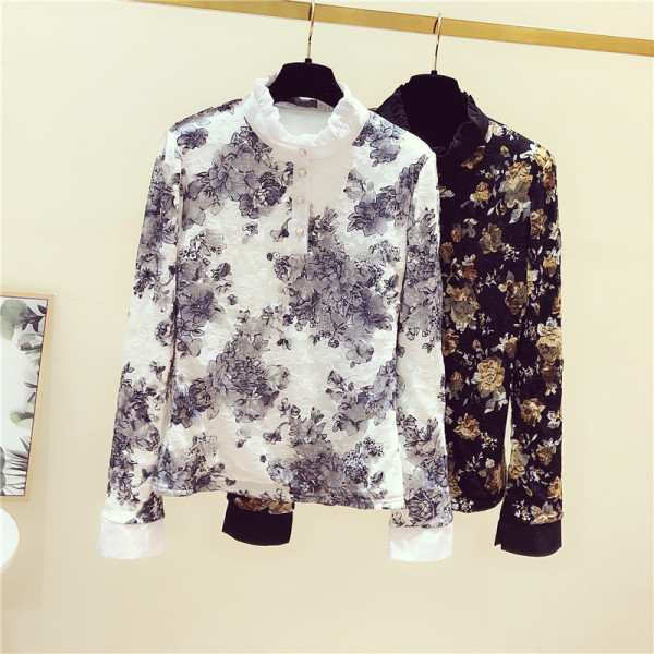 Sieviešu blūze ar ziedu rakstu un pogām uz apkakles