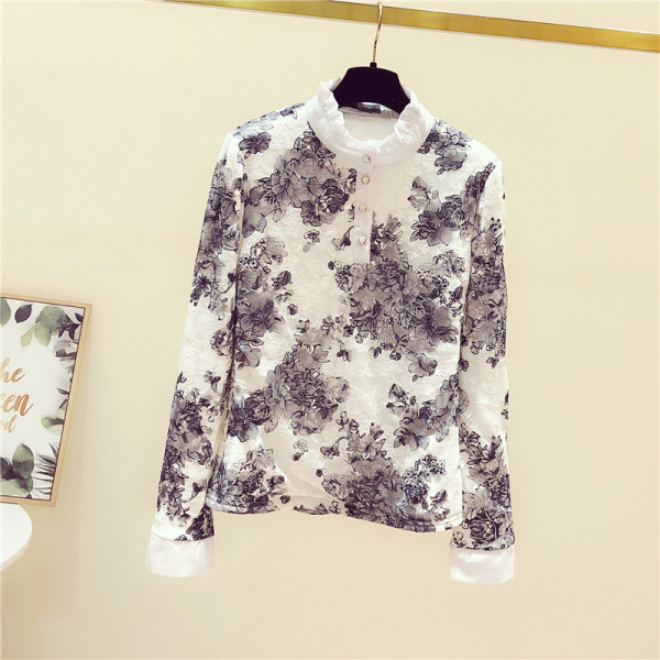 Sieviešu blūze ar ziedu rakstu un pogām uz apkakles