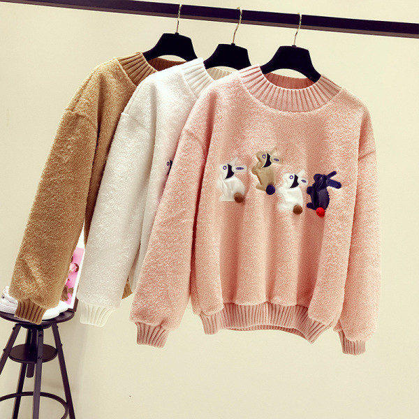 Зимна дамска блуза с 3D- елемент и обло деколте 