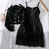 Modern női szett, amely egy rövid kabátot és egy tüllruhát tartalmaz