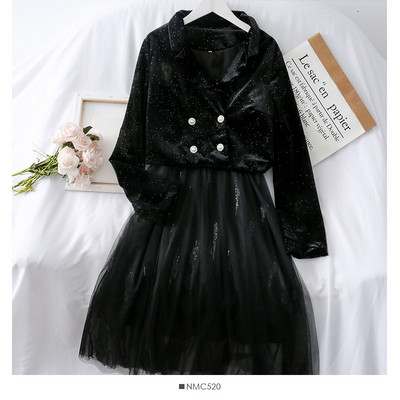 Modern női szett, amely egy rövid kabátot és egy tüllruhát tartalmaz