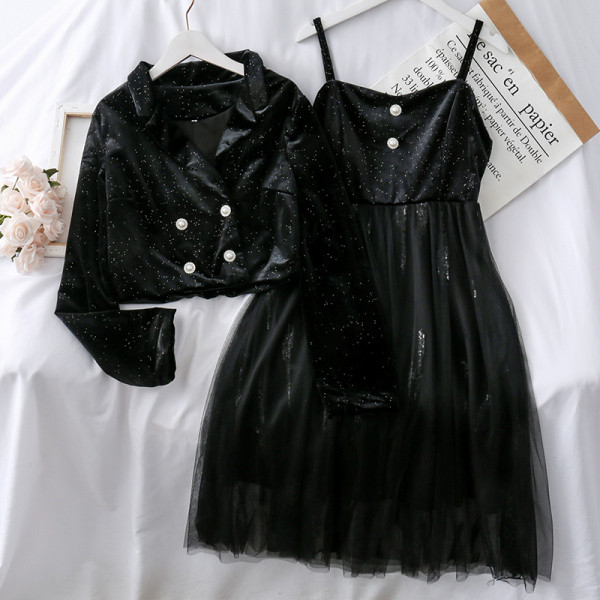 Modern női szett, amely egy rövid kabátot és egy tüllruhát tartalmaz