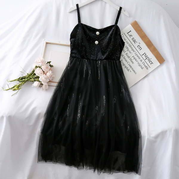 Modern női szett, amely egy rövid kabátot és egy tüllruhát tartalmaz