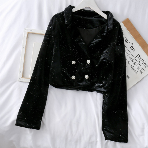 Modern női szett, amely egy rövid kabátot és egy tüllruhát tartalmaz