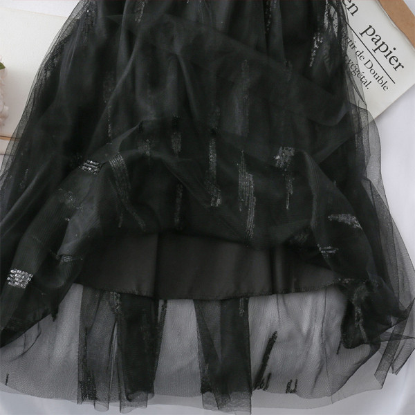 Modern női szett, amely egy rövid kabátot és egy tüllruhát tartalmaz