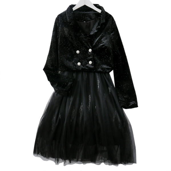 Modern női szett, amely egy rövid kabátot és egy tüllruhát tartalmaz