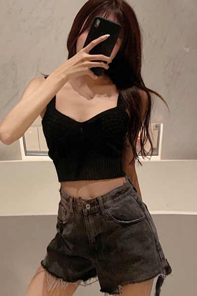 Naujas trumpų džinsų modelis aukštu liemeniu ir suplyšusiais motyvais