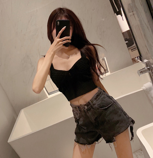 Naujas trumpų džinsų modelis aukštu liemeniu ir suplyšusiais motyvais