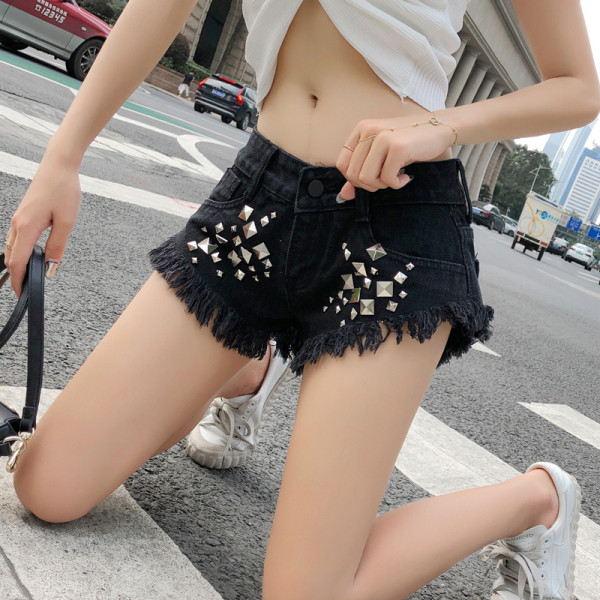 Moteriški trumpi džinsai su plėšytais motyvais ir metalinėmis akutėmis