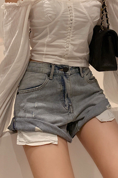 Modern női rövid farmernadrág magas derékkal és zsebekkel