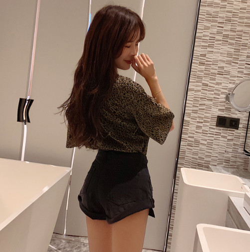 Modern női rövid farmernadrág magas derékkal és zsebekkel