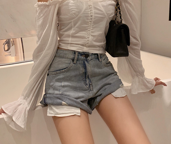 Modern női rövid farmernadrág magas derékkal és zsebekkel