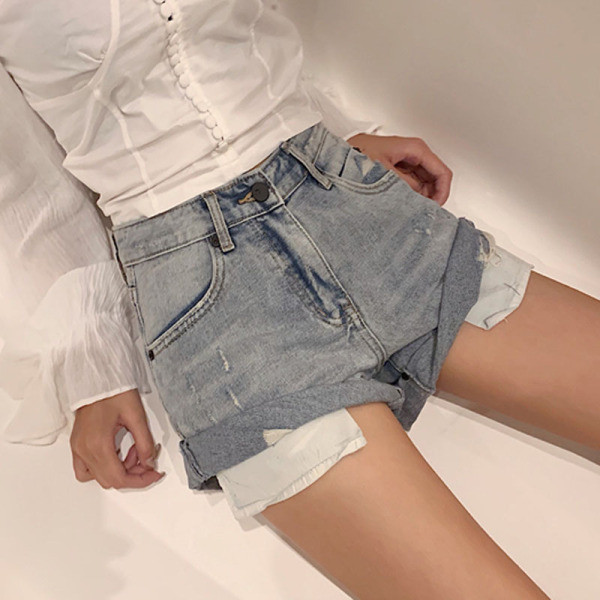 Modern női rövid farmernadrág magas derékkal és zsebekkel