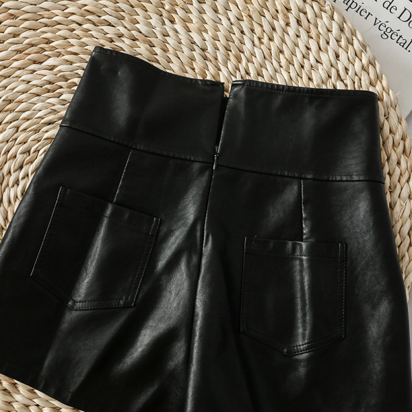 Актуални къси кожени панталони с висока талия и метални елементи