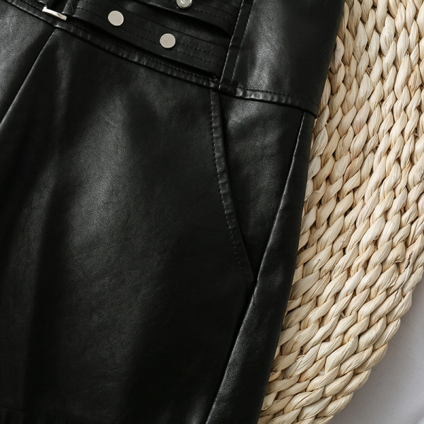 Актуални къси кожени панталони с висока талия и метални елементи