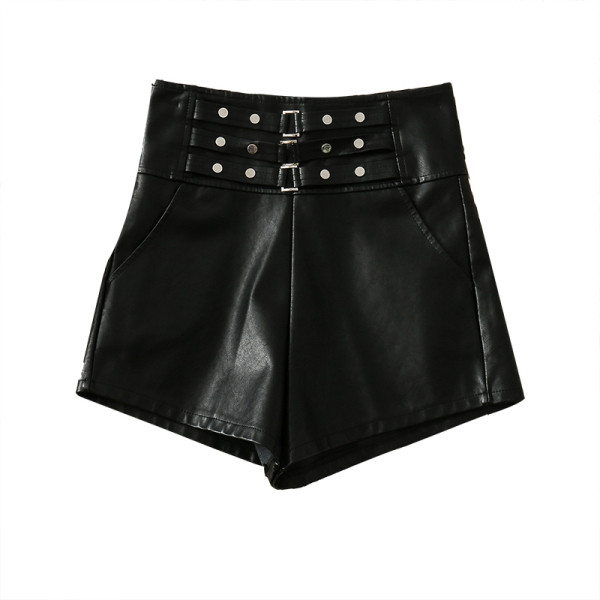 Актуални къси кожени панталони с висока талия и метални елементи