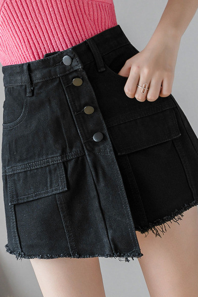 Alkalmi női rövidnadrág magas derékkal és gombokkal-aszimmetrikus modellel