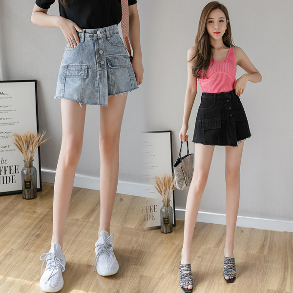 Alkalmi női rövidnadrág magas derékkal és gombokkal-aszimmetrikus modellel