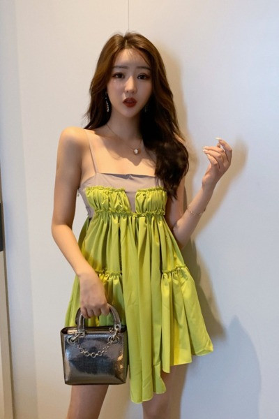 Aszimmetrikus zöld női ruha vékony pántokkal