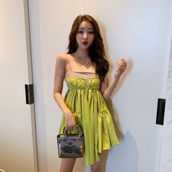 Aszimmetrikus zöld női ruha vékony pántokkal