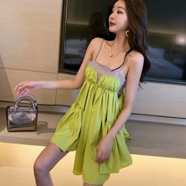 Aszimmetrikus zöld női ruha vékony pántokkal