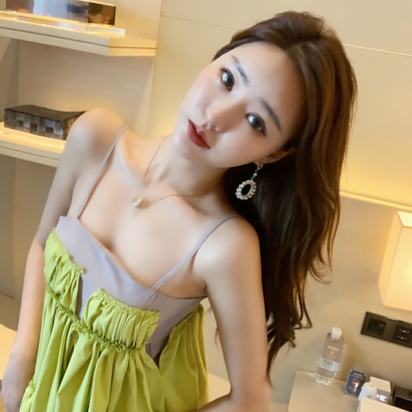 Aszimmetrikus zöld női ruha vékony pántokkal