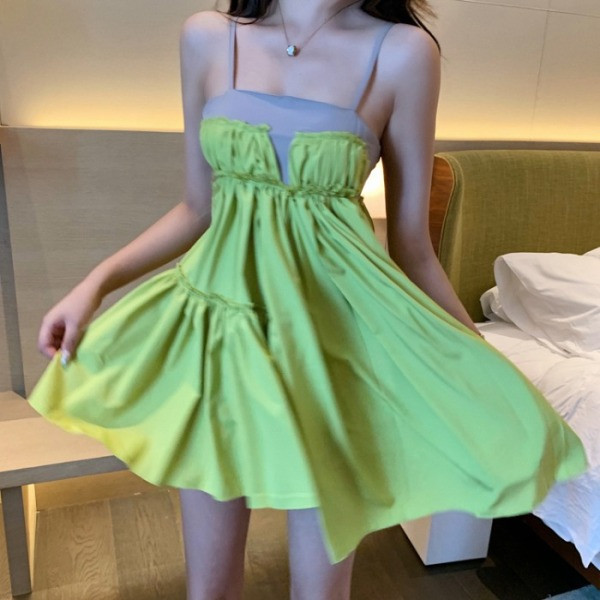 Aszimmetrikus zöld női ruha vékony pántokkal