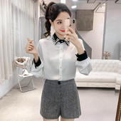 Stílusos női ing gyöngyökkel és klasszikus gallérral