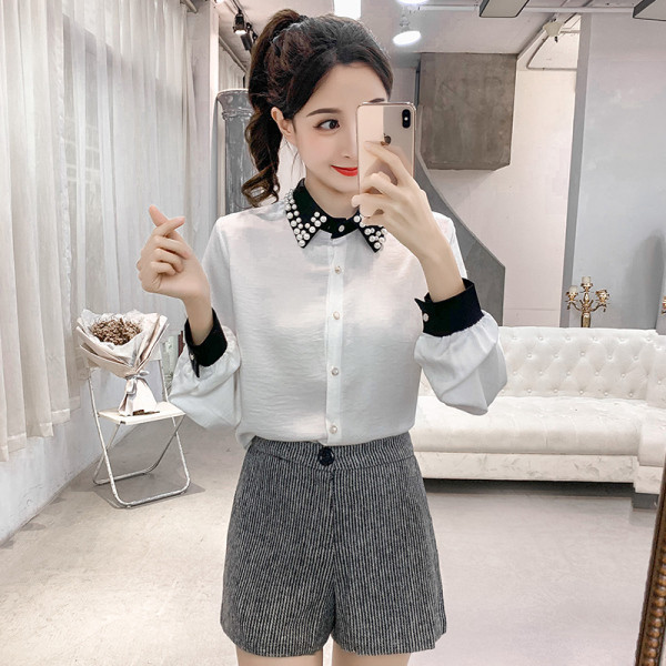 Stílusos női ing gyöngyökkel és klasszikus gallérral