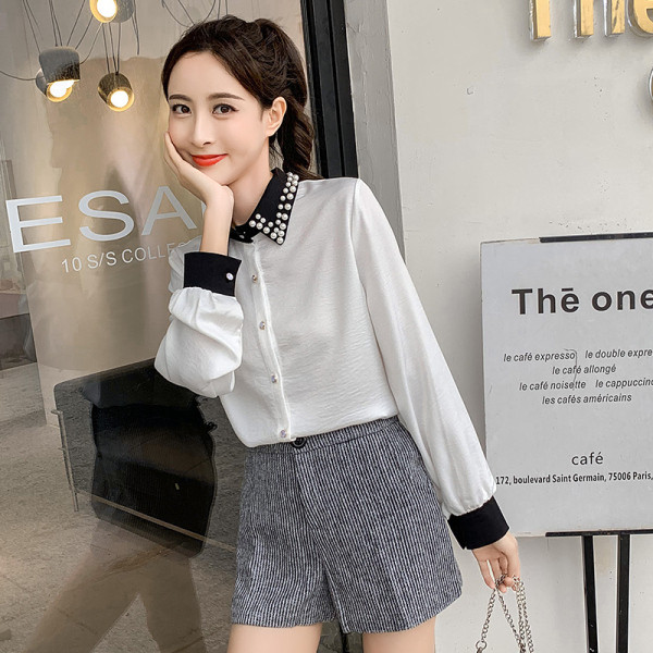 Stílusos női ing gyöngyökkel és klasszikus gallérral