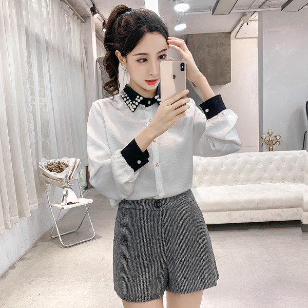 Stílusos női ing gyöngyökkel és klasszikus gallérral